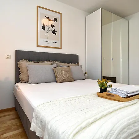 Sandra 2335 Apartman Póla